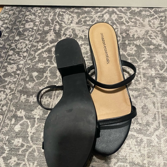 SOLD Two strap block heel sandals - Picture 5 of 6